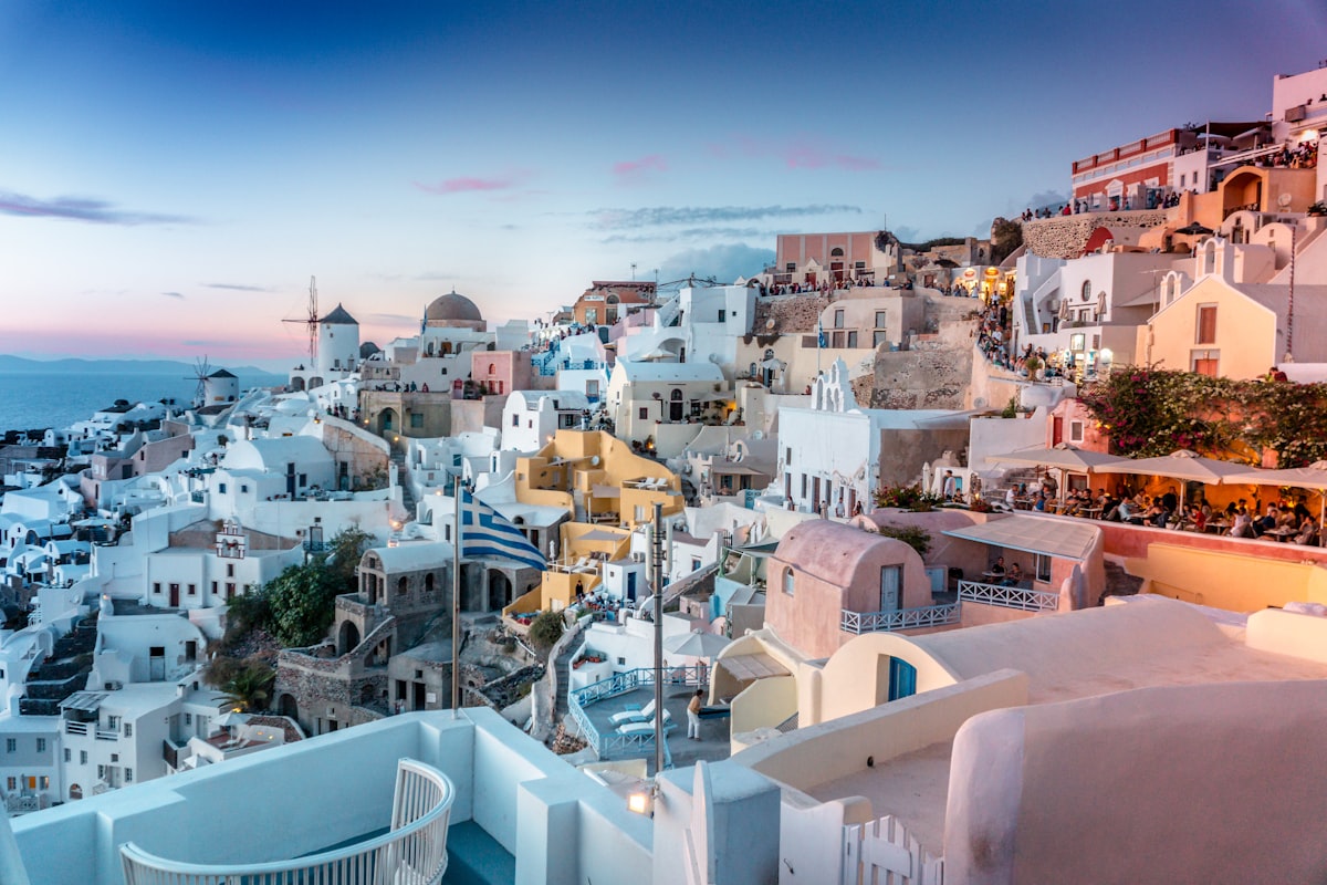 Santorin, Grèce — vue sur Oia au coucher du soleil